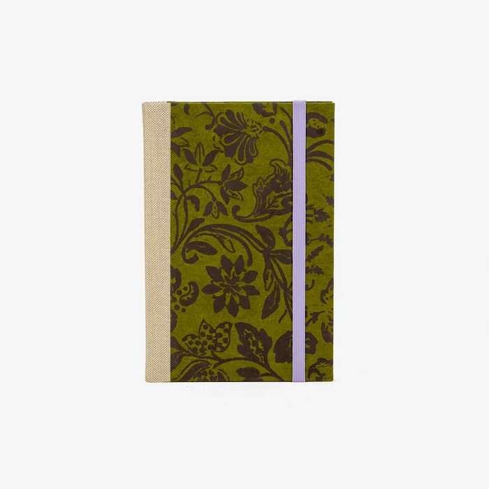 Wochenplaner-A6-2025-Loktapapier-blumenornament-braun-auf-gruen-cover-ansicht-vorn