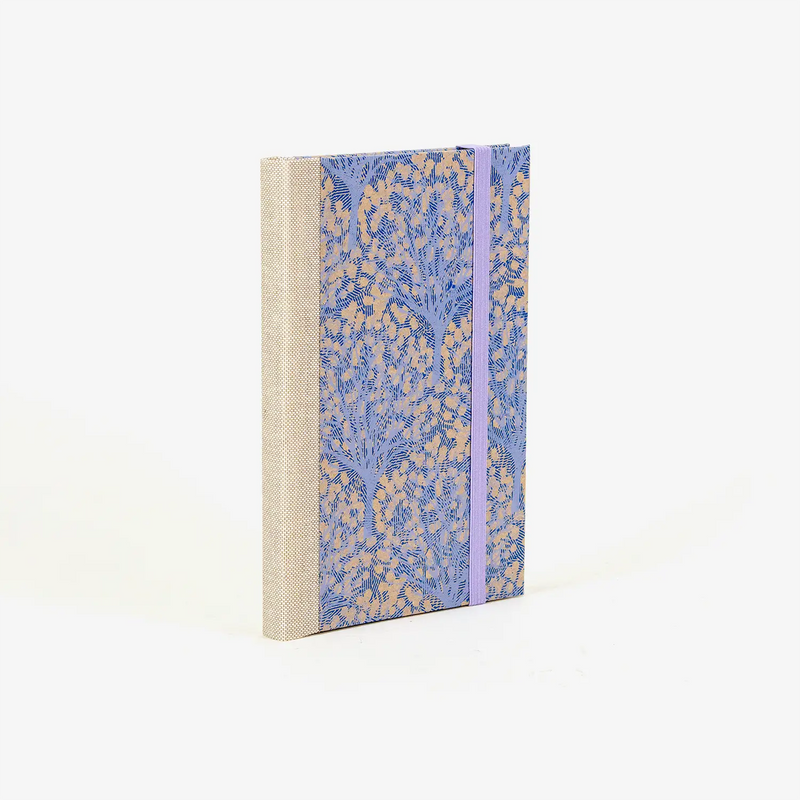 Wochenplaner-A6-2025-Siebdruckpapier-Baum-flieder-cover-ansicht-seitlich-hinten