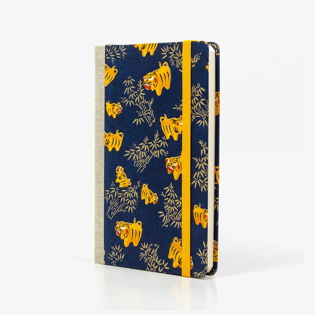 Wochenplaner-A6-design-Chiyogami-Papier-Motiv-Tiger-gelb-auf-blau-seitlich-von-vorn