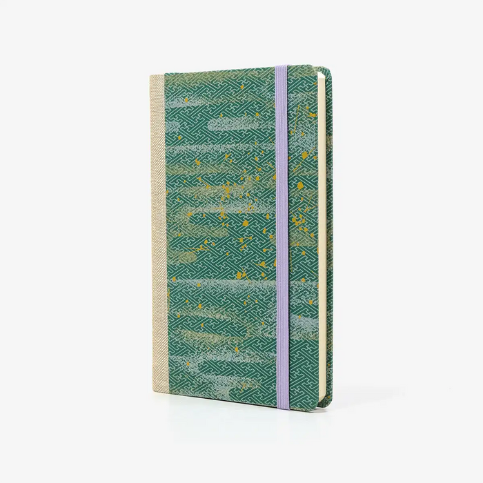 Wochenplaner-A6-design-Chiyogami-Papier-Space-is-the-Place-gruen-silber-seitlich-von-vorn