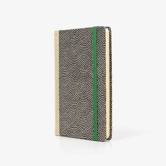 Wochenplaner-A6-design-Chiyogami-Papier-Ssame-Komon-schwarz-seitlich-von-vorn