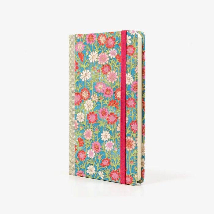 Wochenplaner-A6-design-Chiyogami-Papier-blumen-auf-hellblau-seitlich-von-vorn
