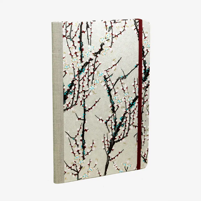 Wochenplaner-Format-17x24cm-2026_chiyogami-ZweigemitBluettenaufSilber-cover-seitlich-hinten