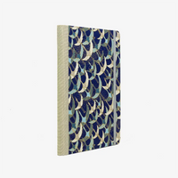 Wochenplaner-Format-A5-cover-Chiyogami-papier-Motiv-Kraniche-weiss-grau-blau-cover-seitlich-von-hinten