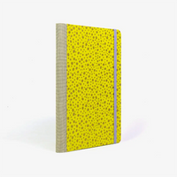 Wochenplaner-Format-A5-cover-Chiyogami-papier-Motiv-golden-Polkadots-auf-auf-neongruengelb-cover-seitlich-von-hinten