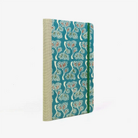 Wochenplaner-Format-A5-cover-Katazome-Shi-papier-Motiv-Baum-auf-hellblau-cover-seitlich-von-hinten