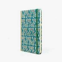 Wochenplaner-Format-A5-cover-Katazome-Shi-papier-Motiv-Baum-auf-hellblau-cover-seitlich-von-vorn