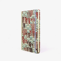 Wochenplaner-Format-A5-cover-Katazome-Shi-papier-Motiv-Stadt-in-den-Bergen-blau-rot-cover-seitlich-von-vorn