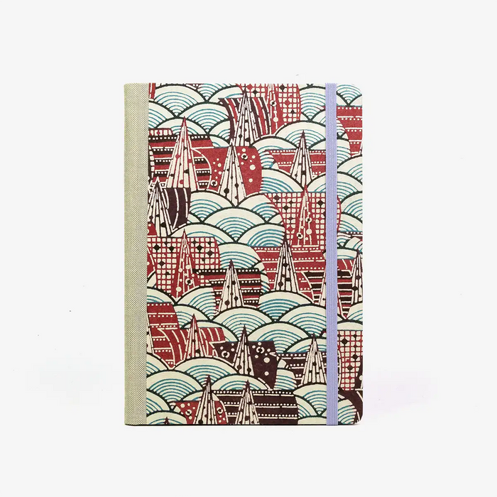 Wochenplaner-Format-A5-cover-Katazome-Shi-papier-Motiv-Stadt-in-den-Bergen-blau-rot-cover-von-vorn