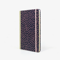Wochenplaner-Format-A5-cover-Urushi-Lackpapier-Motiv-kleine-blumen-pink-auf-dunkelblau-cover-seitlich-von-vorn