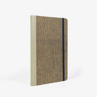 Wochenplaner-Format-A5-cover-chiyogamipapier-Motiv-Gaze-gold-auf-blau-cover-seitlich-von-hinten