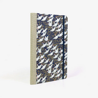 Wochenplaner-Format-A5-cover-chiyogamipapier-Motiv-Kraniche-weiss-auf-blau-cover-seitlich-von-hinten