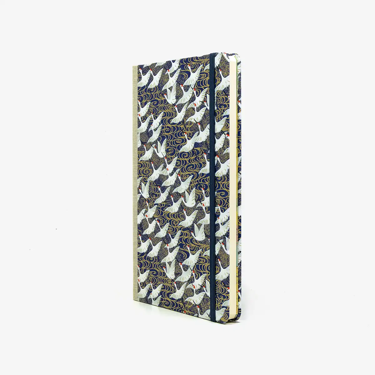 Wochenplaner-Format-A5-cover-chiyogamipapier-Motiv-Kraniche-weiss-auf-blau-cover-seitlich-von-vorn