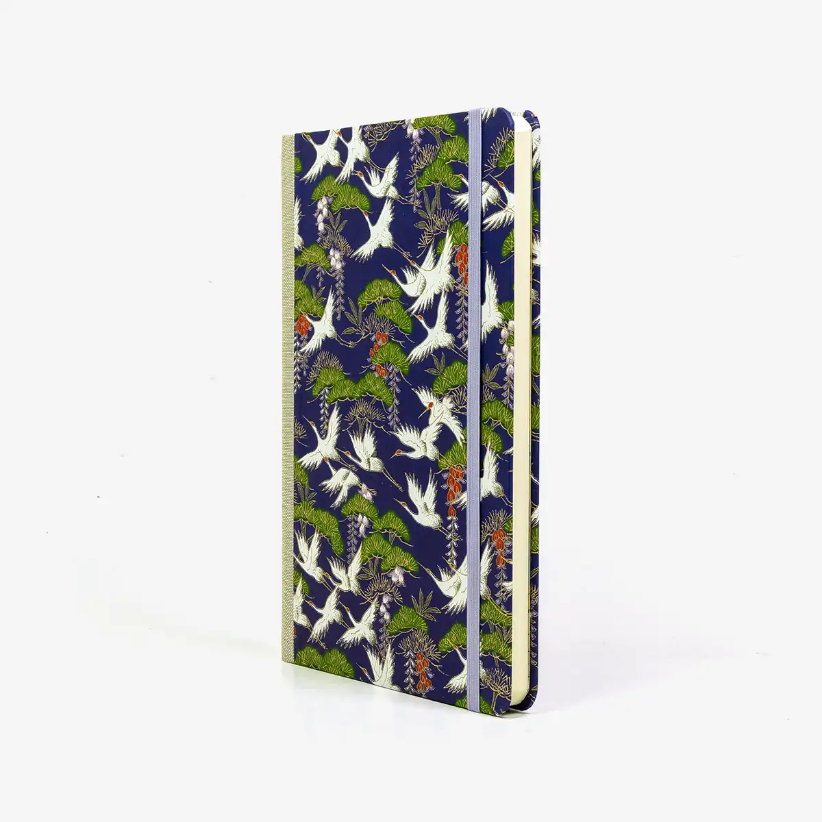 Wochenplaner-Format-A5-cover-chiyogamipapier-Motiv-Kraniche-weiss-mit-kiefern-auf-blau-cover-seitlich-von-vorn