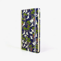 Wochenplaner-Format-A5-cover-chiyogamipapier-Motiv-Kraniche-weiss-mit-kiefern-auf-blau-cover-seitlich-von-vorn