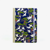 Wochenplaner-Format-A5-cover-chiyogamipapier-Motiv-Kraniche-weiss-mit-kiefern-auf-blau-cover-von-vorn