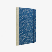 Wochenplaner-Format-A5-cover-chiyogamipapier-Motiv-Nami-Welle-silber-auf-blau-cover-seitlich-von-hinten