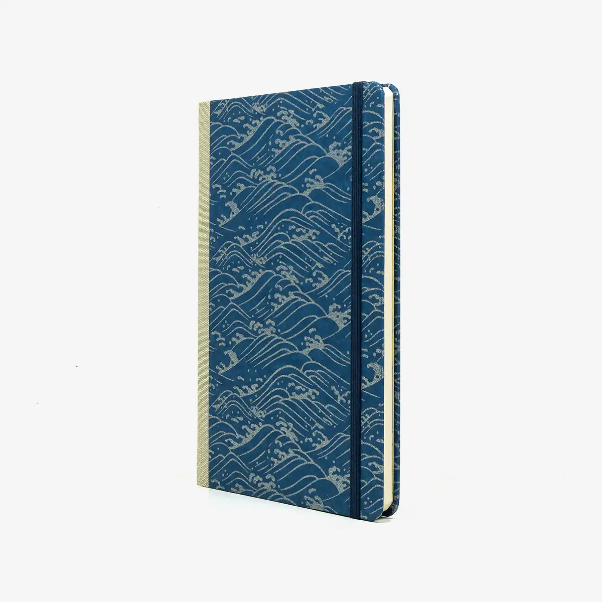 Wochenplaner-Format-A5-cover-chiyogamipapier-Motiv-Nami-Welle-silber-auf-blau-cover-seitlich-von-vorn