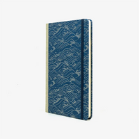 Wochenplaner-Format-A5-cover-chiyogamipapier-Motiv-Nami-Welle-silber-auf-blau-cover-seitlich-von-vorn