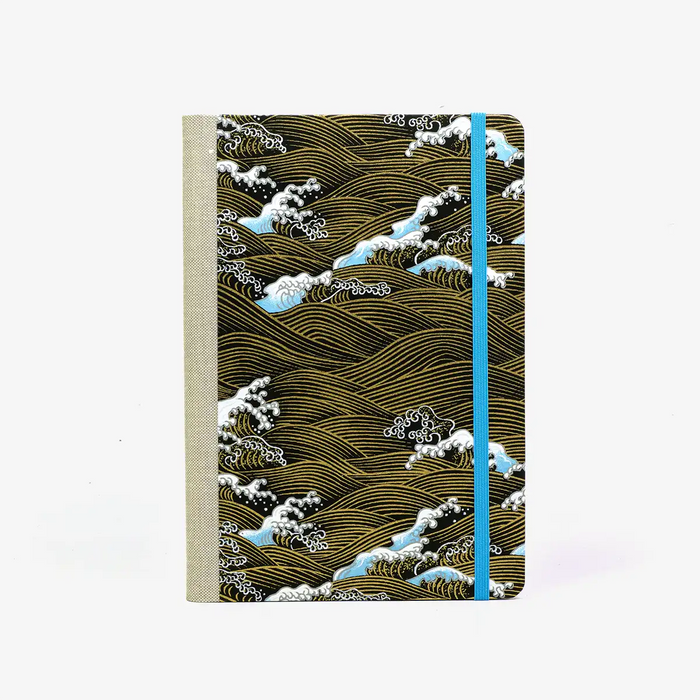Wochenplaner-Format-A5-cover-chiyogamipapier-Motiv-Nami-welle-weiss-blau-gold-auf-schwarz-cover-von-vorn