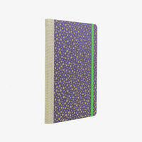 Wochenplaner-Format-A5-cover-chiyogamipapier-Motiv-Polka-Dots-gold-auf-lila-cover-seitlich-von-hinten