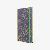 Wochenplaner-Format-A5-cover-chiyogamipapier-Motiv-Polka-Dots-gold-auf-lila-cover-seitlich-von-vorn