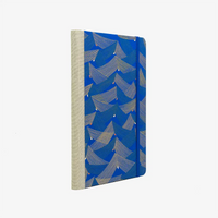 Wochenplaner-Format-A5-cover-chiyogamipapier-Motiv-Saitenspiel-blau-cover-seitlich-von-hinten