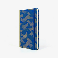 Wochenplaner-Format-A5-cover-chiyogamipapier-Motiv-Saitenspiel-blau-cover-seitlich-von-vorn