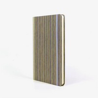 Wochenplaner-Format-A5-cover-chiyogamipapier-Motiv-Streifen-gold-flieder-cover-seitlich-von-vorn