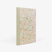 Wochenplaner-Format-A5-cover-chiyogamipapier-Motiv-blumenwiese-rosa-auf-hellblau-cover-seitlich-von-hinten