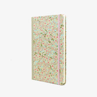 Wochenplaner-Format-A5-cover-chiyogamipapier-Motiv-blumenwiese-rosa-auf-hellblau-cover-seitlich-von-vorn
