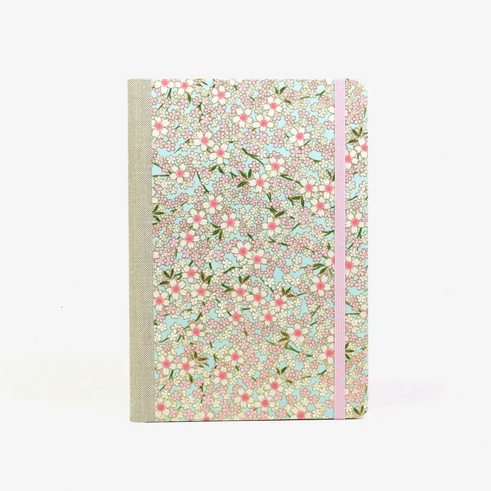 Wochenplaner-Format-A5-cover-chiyogamipapier-Motiv-blumenwiese-rosa-auf-hellblau-cover-von-vorn