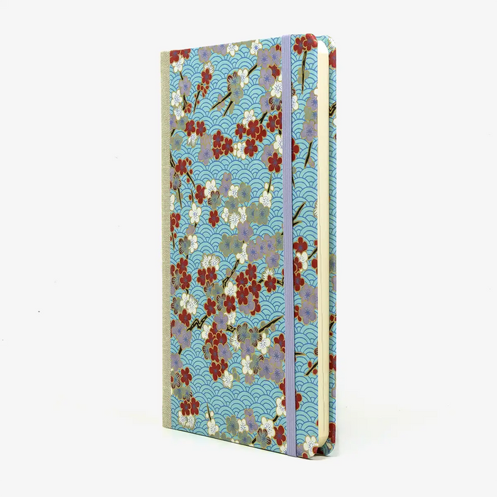 Wochenplaner-Format-A5small-cover-Chiyogami-papier-Motiv-Bogen-1049C-Blueten-bunt-cover-seitlich-von-vorn