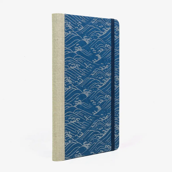 Wochenplaner | Format:A5small | 2027 | Cover: Chiyogami | Motiv: Nami-Welle-Silber-auf-Blau