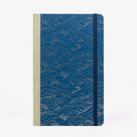 Wochenplaner-Format-A5small-cover-Chiyogami-papier-Motiv-Nami-Welle-Silber-auf-blau-cover-von-vorn