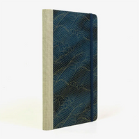 Wochenplaner-Format-A5small-cover-Chiyogami-papier-Motiv-Welle-Gold-auf-changierenden-Blau-cover-seitlich-von-hinten