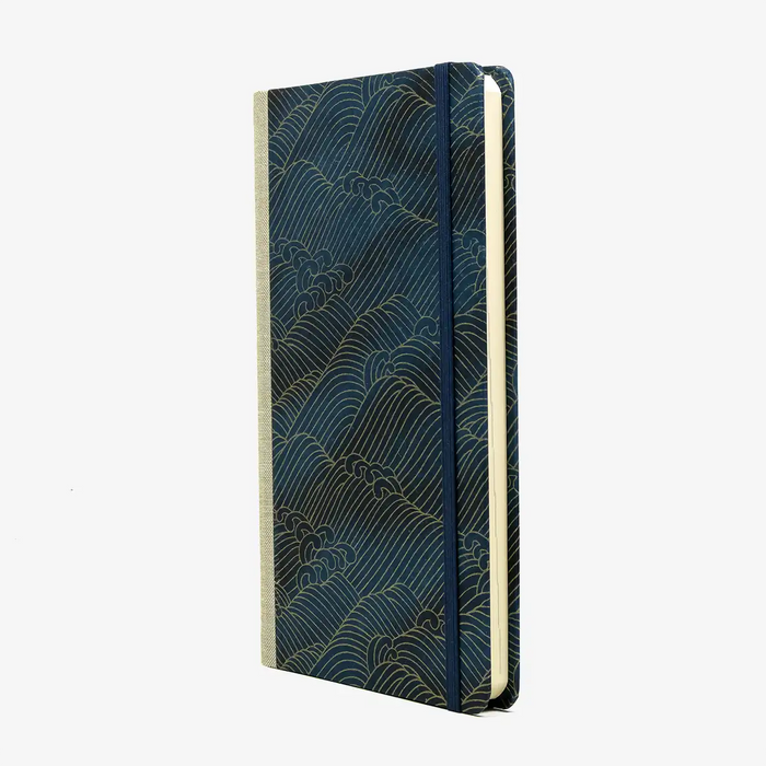 Wochenplaner-Format-A5small-cover-Chiyogami-papier-Motiv-Welle-Gold-auf-changierenden-Blau-cover-seitlich-von-vorn