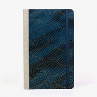 Wochenplaner-Format-A5small-cover-Chiyogami-papier-Motiv-Welle-Gold-auf-changierenden-Blau-cover-von-vorn