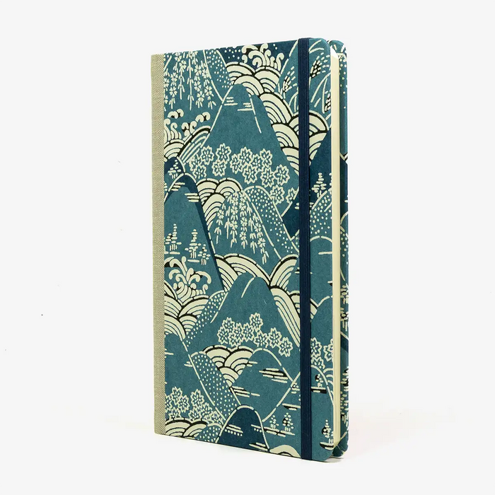 Wochenplaner-Format-A5small-cover-Katazome-Shi-papier-Motiv-Berge-blau-cover-seitlich-von-vorn