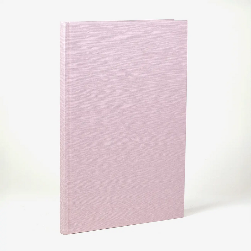 Wochenplaner-Tsumugi-light-rosa-2026-von-carta-pura-16x-24cm-cover-von-vorn-Produktansicht-seitlich-hinten