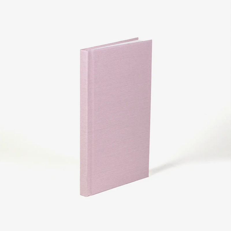 Wochenplaner-Tsumugi-light-rosa-2026-von-carta-pura-9x15cm-cover-von-vorn-Produktansicht-seitlich-hinten