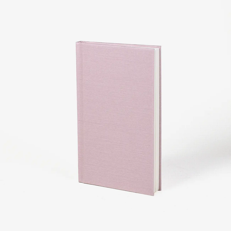 Wochenplaner-Tsumugi-light-rosa-2026-von-carta-pura-9x15cm-cover-von-vorn-Produktansicht-seitlich-vorn