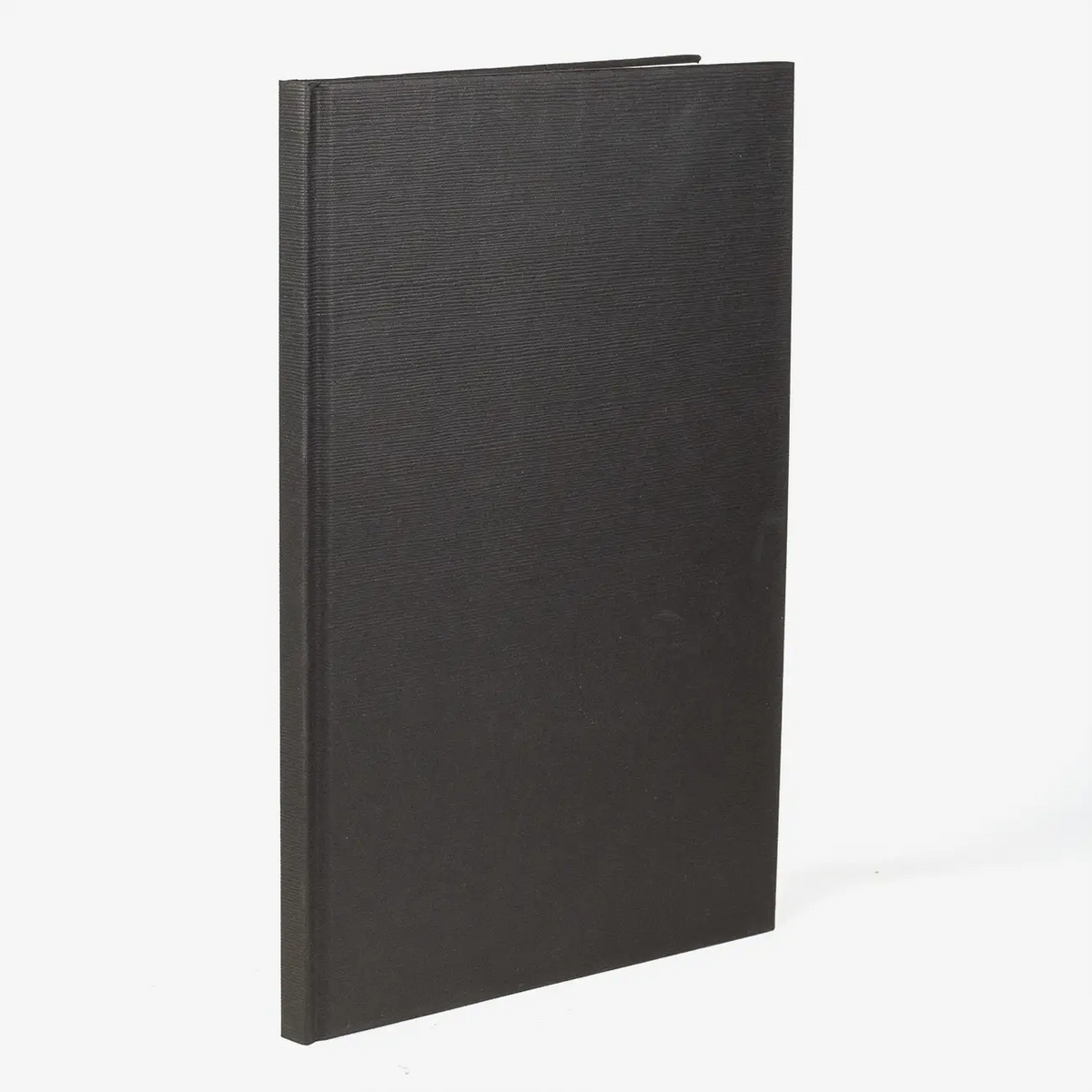 Wochenplaner-Tsumugi-schwarz-2026-von-carta-pura-16x-24cm-cover-von-vorn-Produktansicht-seitlich-hinten