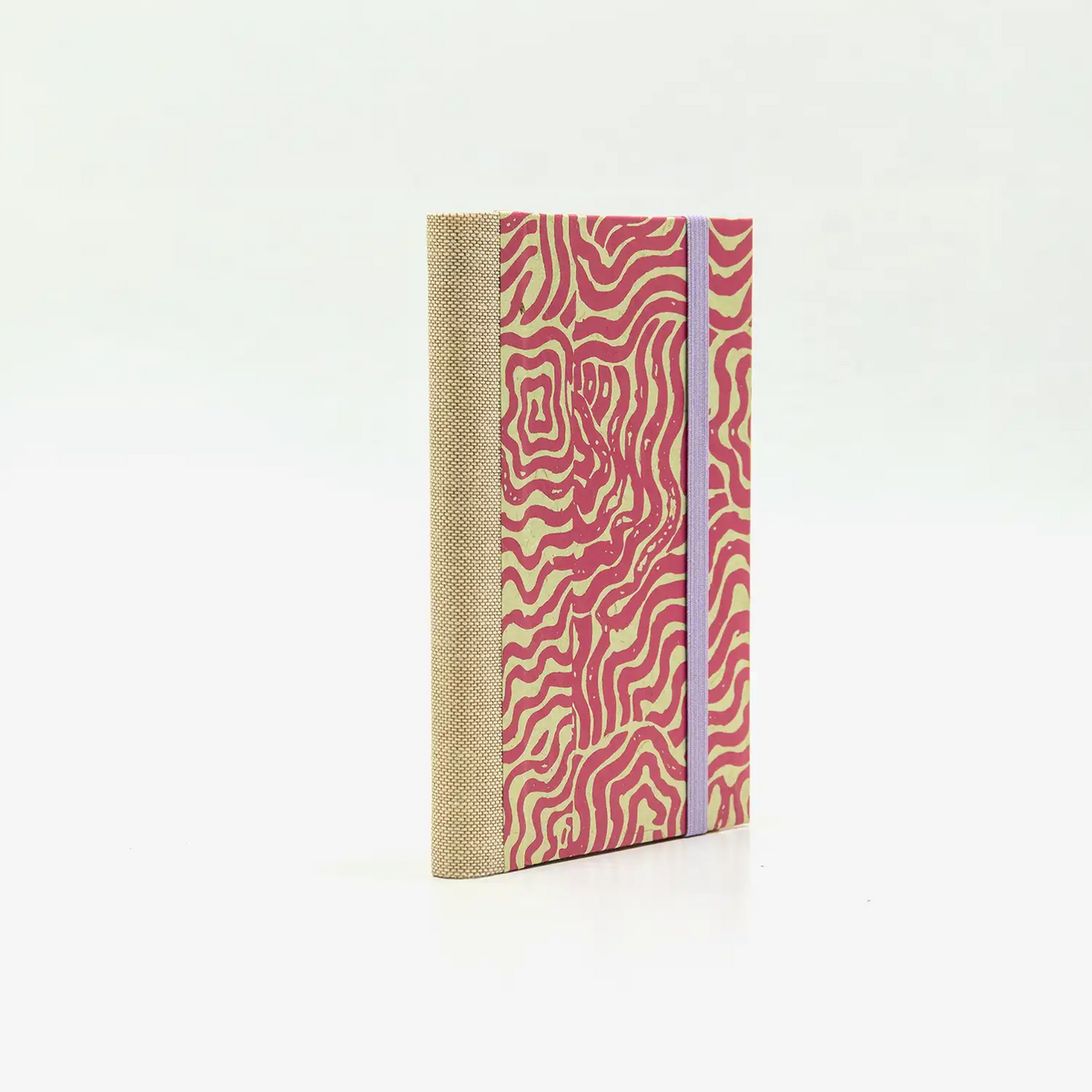 Wochenplaner-klein-9x13cm-mit-chiyogami-bezogen-muster-Labyrinth-magenta-auf-pastel-cover-seitlich-von-hinten