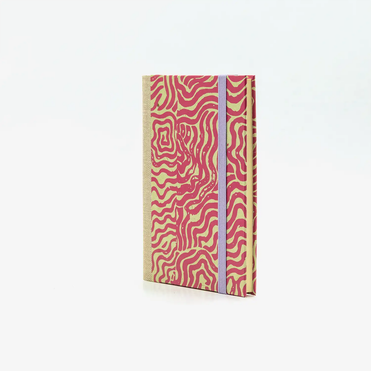 Wochenplaner-klein-9x13cm-mit-chiyogami-bezogen-muster-Labyrinth-magenta-auf-pastel-cover-seitlich-von-vorn