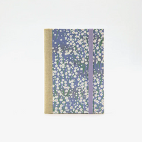 Wochenplaner-klein-9x13cm-mit-chiyogami-bezogen-muster-kleine-weisse-Blueten-am-Busch-auf-blau-cover-von-vorn