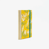 Wochenplaner-klein-9x13cm-mit-chiyogami-bezogen-muster-weise-Kraniche-auf-gelb-cover-seitlich-von-hinten