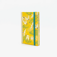Wochenplaner-klein-9x13cm-mit-chiyogami-bezogen-muster-weise-Kraniche-auf-gelb-cover-seitlich-von-vorn