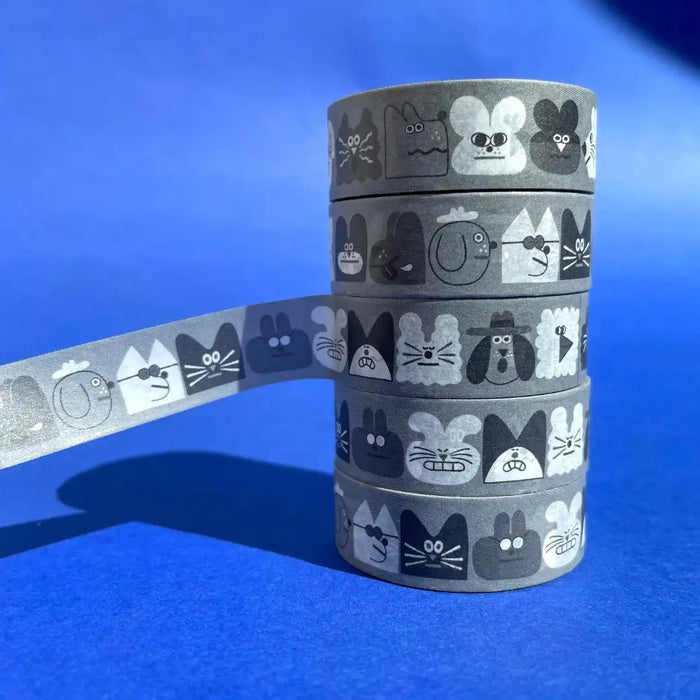 YUK-FUN-GEsichter_schwarz-weiss-Washi-Tape-15mmx10m-Produktansicht-5Tapes-auf-blauen-Untergrund