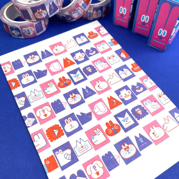 YUK-FUN-Okay-Washi-Tape-15mmx10m-Produktansicht-AlleMotive-des-Washi-Tapes-auf-blauen-Untergrund